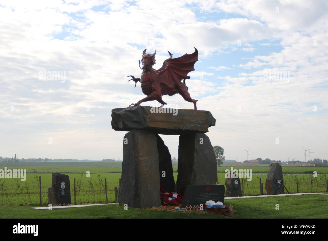 09/10/2017 Langemark-Poelkapelle, Belgien, Wales Memorial Memorial WW1, dem roten Drachen, gebaut auf einem Dolmen, steht mitten in einem Gebiet, das war c Stockfoto