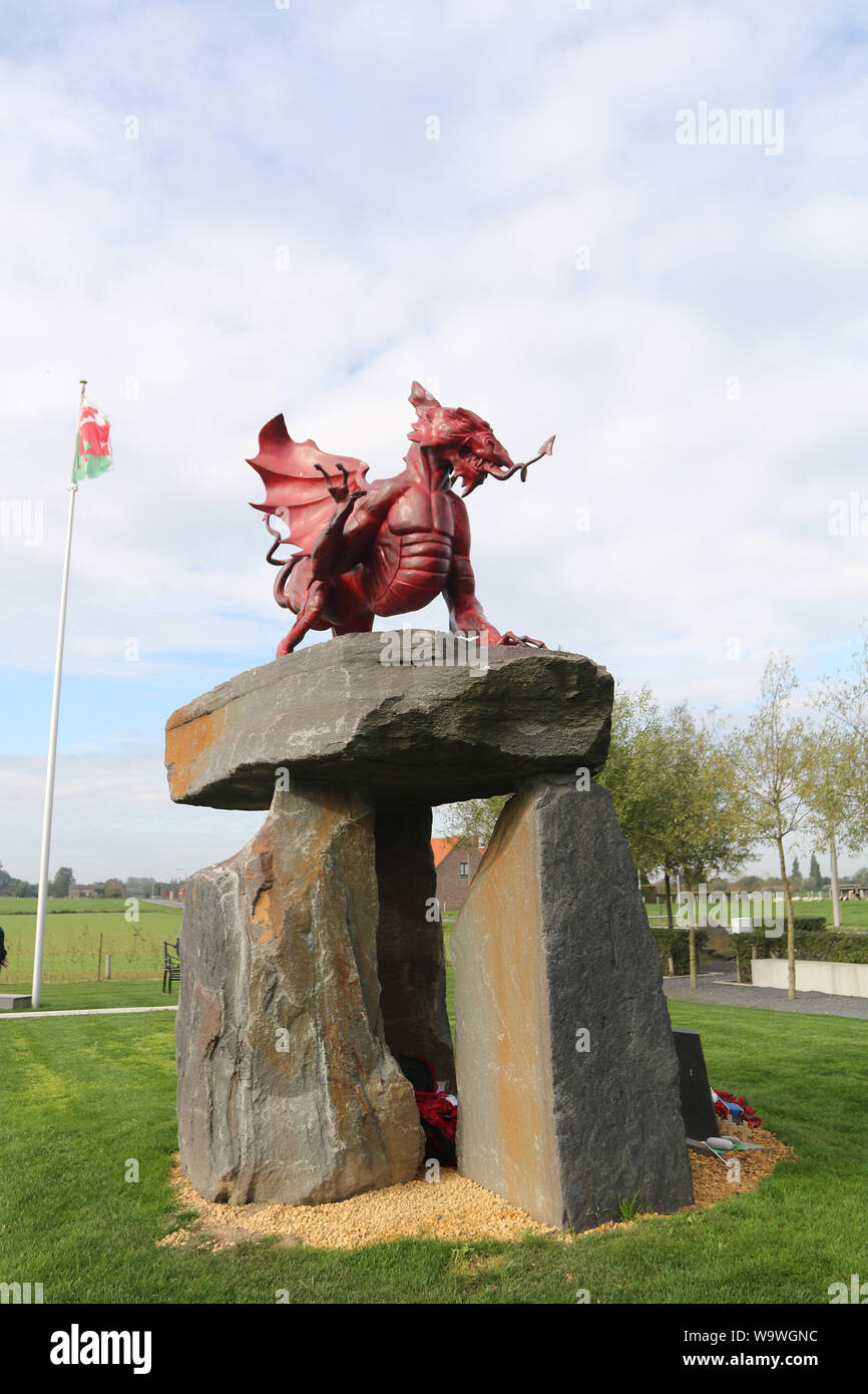 09/10/2017 Langemark-Poelkapelle, Belgien, Wales Memorial Memorial WW1, dem roten Drachen, gebaut auf einem Dolmen, steht mitten in einem Gebiet, das war c Stockfoto