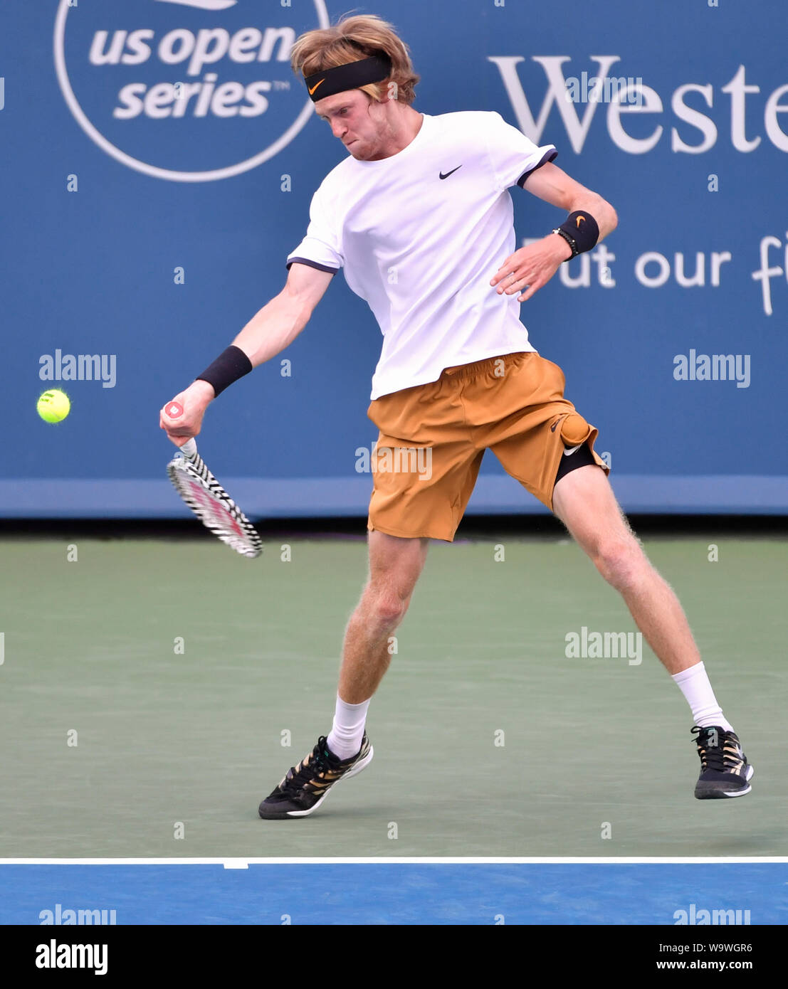Mason, Ohio, USA. 15 Aug, 2019. August 15, 2019: Andrej Rublev (RUS) besiegt Roger Federer (SUI) 6-3, 6-4, am Westlichen und Südlichen Öffnen bei Lindner Family Tennis Center in Mason, Ohio gespielt wird. Ã' © Leslie Billman/Tennisclix/CSM Credit: Cal Sport Media/Alamy leben Nachrichten Stockfoto