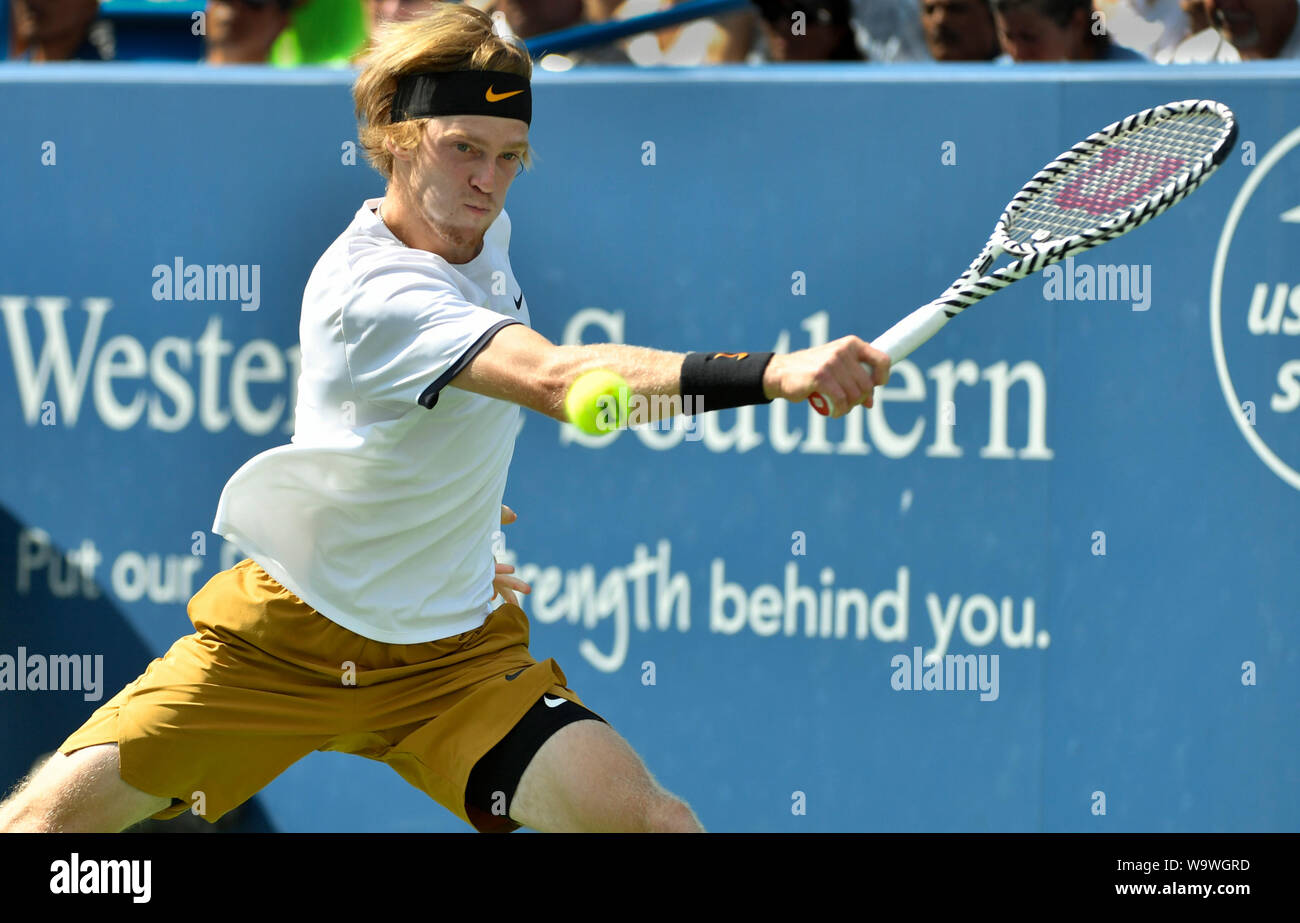 Mason, Ohio, USA. 15 Aug, 2019. August 15, 2019: Andrej Rublev (RUS) besiegt Roger Federer (SUI) 6-3, 6-4, am Westlichen und Südlichen Öffnen bei Lindner Family Tennis Center in Mason, Ohio gespielt wird. Ã' © Leslie Billman/Tennisclix/CSM Credit: Cal Sport Media/Alamy leben Nachrichten Stockfoto