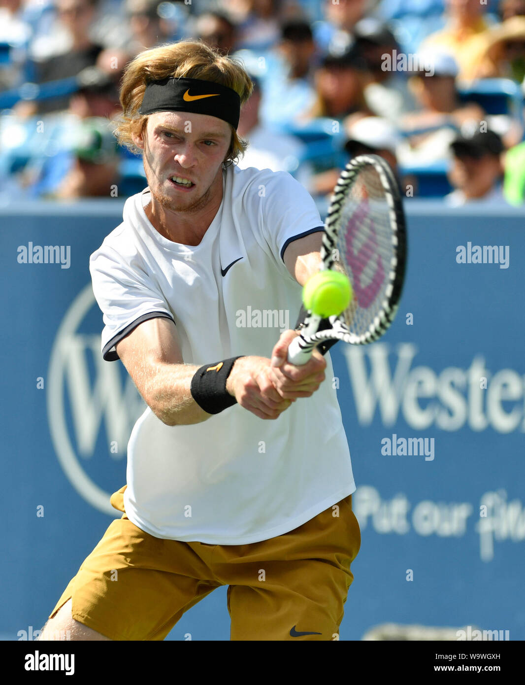Mason, Ohio, USA. 15 Aug, 2019. August 15, 2019: Andrej Rublev (RUS) besiegt Roger Federer (SUI) 6-3, 6-4, am Westlichen und Südlichen Öffnen bei Lindner Family Tennis Center in Mason, Ohio gespielt wird. Ã' © Leslie Billman/Tennisclix/CSM Credit: Cal Sport Media/Alamy leben Nachrichten Stockfoto