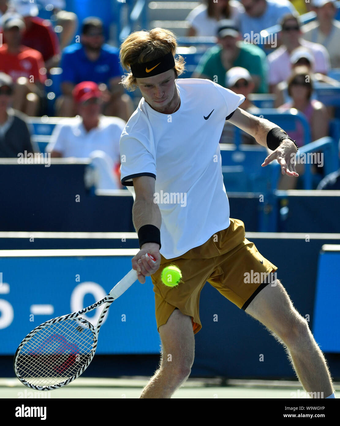 Mason, Ohio, USA. 15 Aug, 2019. August 15, 2019: Andrej Rublev (RUS) besiegt Roger Federer (SUI) 6-3, 6-4, am Westlichen und Südlichen Öffnen bei Lindner Family Tennis Center in Mason, Ohio gespielt wird. Ã' © Leslie Billman/Tennisclix/CSM Credit: Cal Sport Media/Alamy leben Nachrichten Stockfoto
