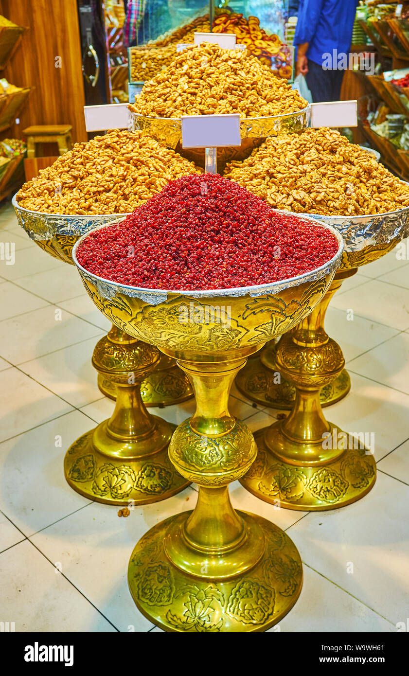 Die schöne Messing Vasen, mit Walnüssen gefüllt und getrocknet Berberitzen im Stall von Tajrish Bazar, Teheran, Iran Stockfoto