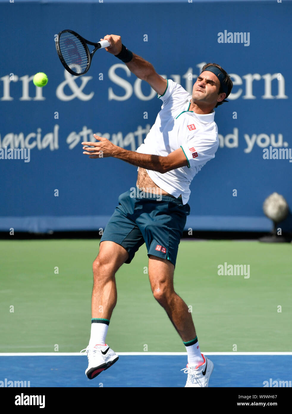 Mason, Ohio, USA. 15 Aug, 2019. August 15, 2019: Roger Federer (SUI) verliert gegen Andrej Rublev (RUS) 6-3, 6-4, am Westlichen und Südlichen Öffnen bei Lindner Family Tennis Center in Mason, Ohio gespielt wird. Ã' © Leslie Billman/Tennisclix/CSM Credit: Cal Sport Media/Alamy leben Nachrichten Stockfoto