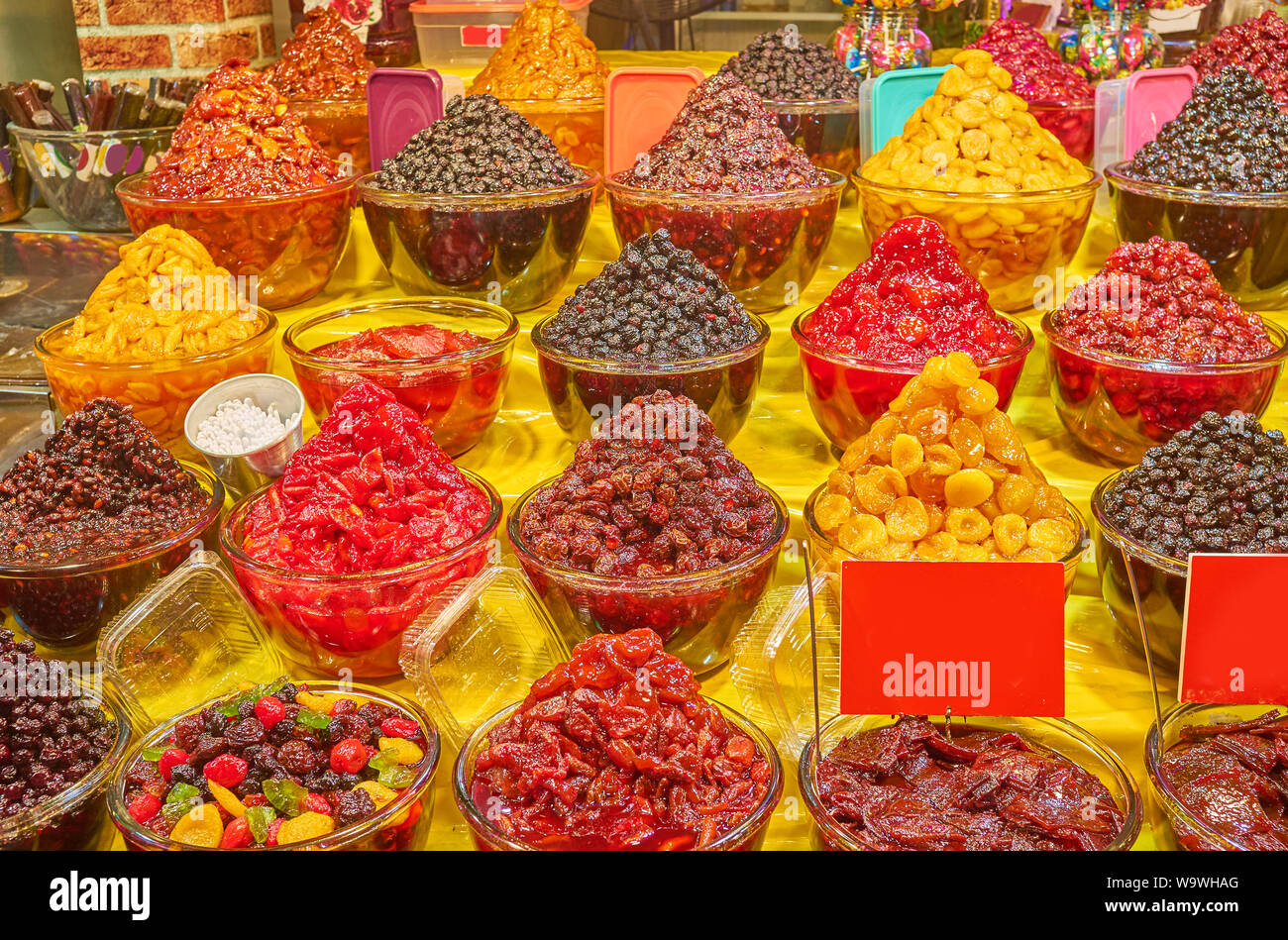 Die Glasschalen mit verschiedenen Pickles von getrockneten Früchten und Beeren (Aprikose, Kirsche, carneol Cherry Berry, Pfirsich) in Outdoor Store von Swe Stockfoto
