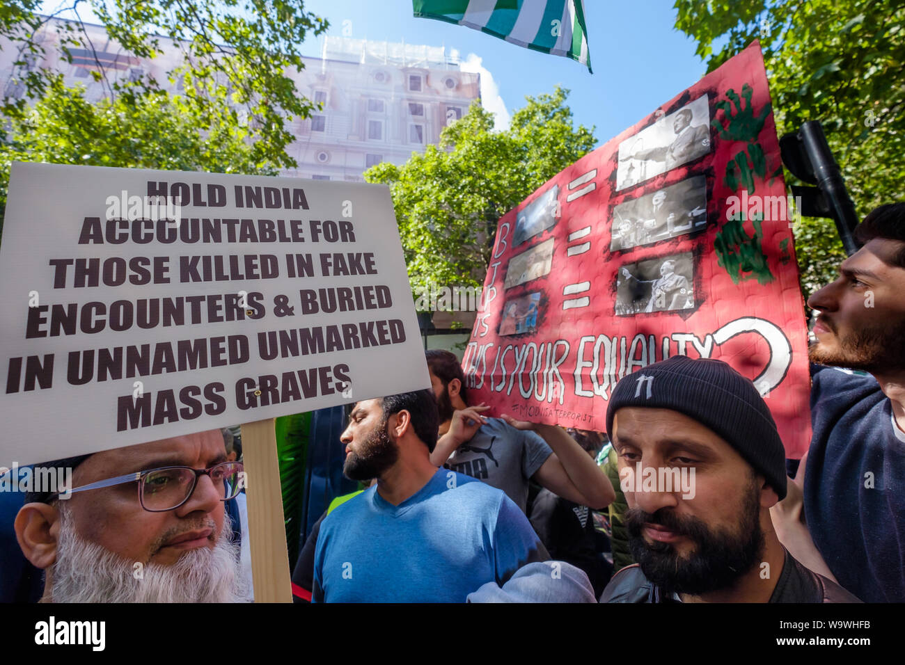 London, Großbritannien. 15. August 2019. Eine große Volksmenge Protest außerhalb der Indischen hohe Kommission, Sperrung Aldwych auf der indischen Unabhängigkeit Tag gegen die Verhaftungen und Menschenrechtsverletzungen in Kaschmir. Verschiedene Gruppen kam Ministerpräsident Modi Aufhebung von Artikel 370 der indischen Verfassung zu verurteilen und für die Freiheit für Kaschmir, die seit vielen Jahren von über 700.000 indischen Truppen besetzt wurde. Sie wollen die Rechte des kaschmirischen Volkes respektiert und UN-Resolutionen umgesetzt. Peter Marshall / alamy Leben Nachrichten Stockfoto