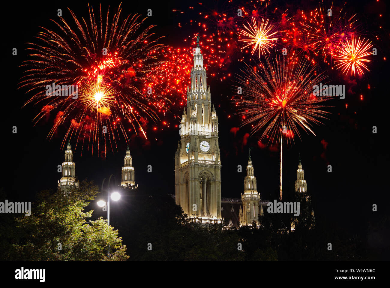 Wiener Rathaus mit Feuerwerk im Hintergrund Stockfoto