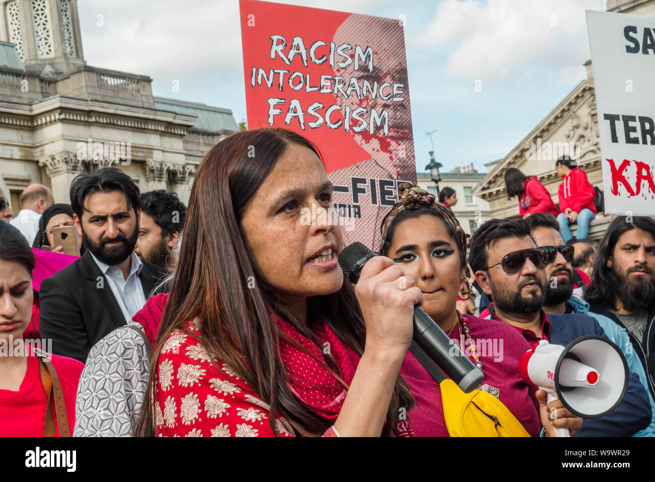 London, Großbritannien. 15. August 2019. Protest auf dem Trafalgar Square auf der indischen Unabhängigkeit Tag gegen die Verhaftungen und Verletzungen der Menschenrechte in Kaschmir und verurteilen die Modi Aufhebung von Artikel 370 der indischen Verfassung. Sie wollen die Rechte des kaschmirischen Volkes respektiert und UN-Resolutionen umgesetzt und für die Freiheit für Kaschmir, die seit vielen Jahren von über 700.000 indischen Truppen besetzt wurde. Es gab hitzigen Auseinandersetzungen zwischen Demonstranten, die Pakistan Pakistan unterstützt und schwenkten Fahnen und die Organisatoren der Veranstaltung und der Protest aufgeteilt in zwei Gruppen. Peter Marshall / alamy Li Stockfoto