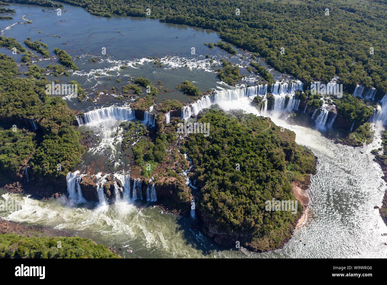 Luftaufnahme von Wald und Fluss Iguazu Wasserfälle im sonnigen Sommertag. Foz de Iguaçu teilt die Grenze zwischen Brasilien und Argentinien und ist einer der Stockfoto