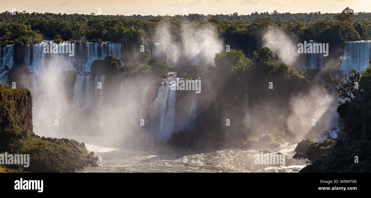 Schöne Sicht auf die Wasserfälle von Iguazu Fluß in sonnigen Sommertag. Foz de Iguaçu teilt die Grenze zwischen Brasilien und Argentinien und ist einer der Seve Stockfoto