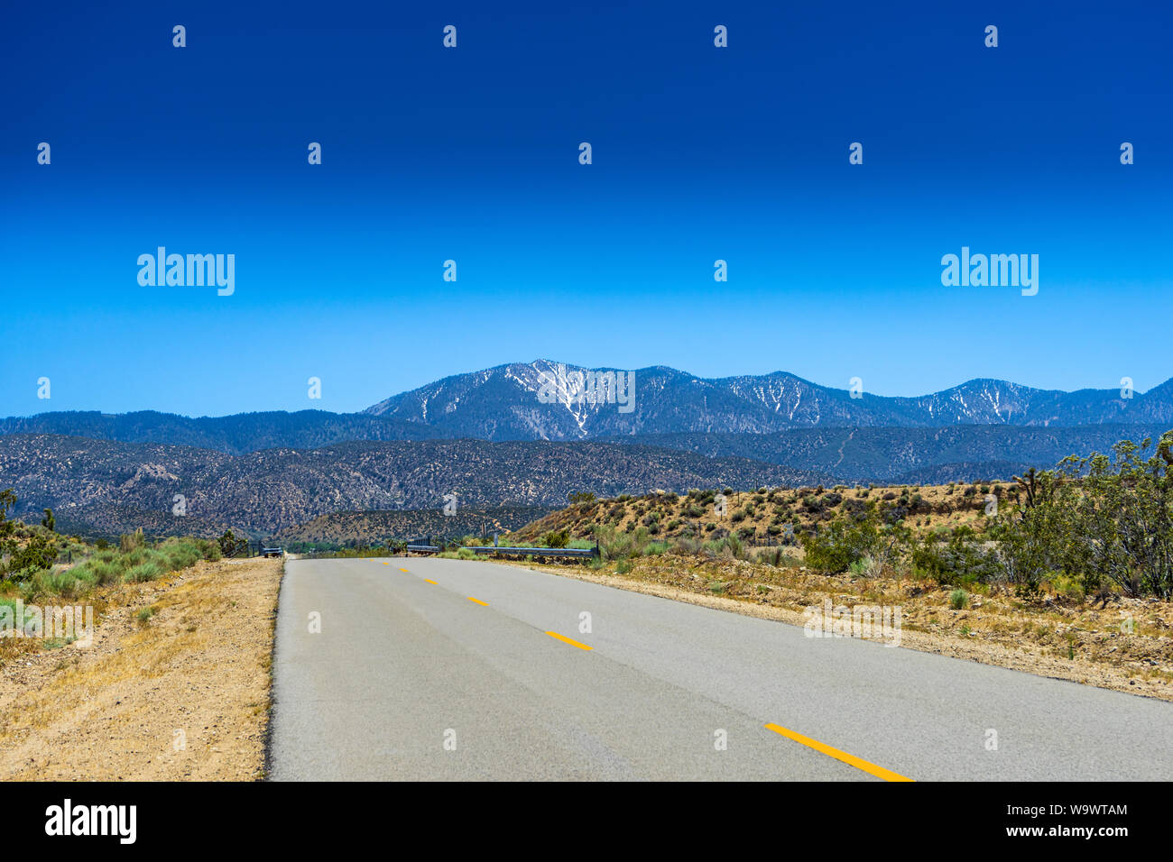 Straße auf der San Gabriel Mountains mit Blick auf Mount Baden-Powell in dem Angeles Crest National Forest in Kalifornien Stockfoto