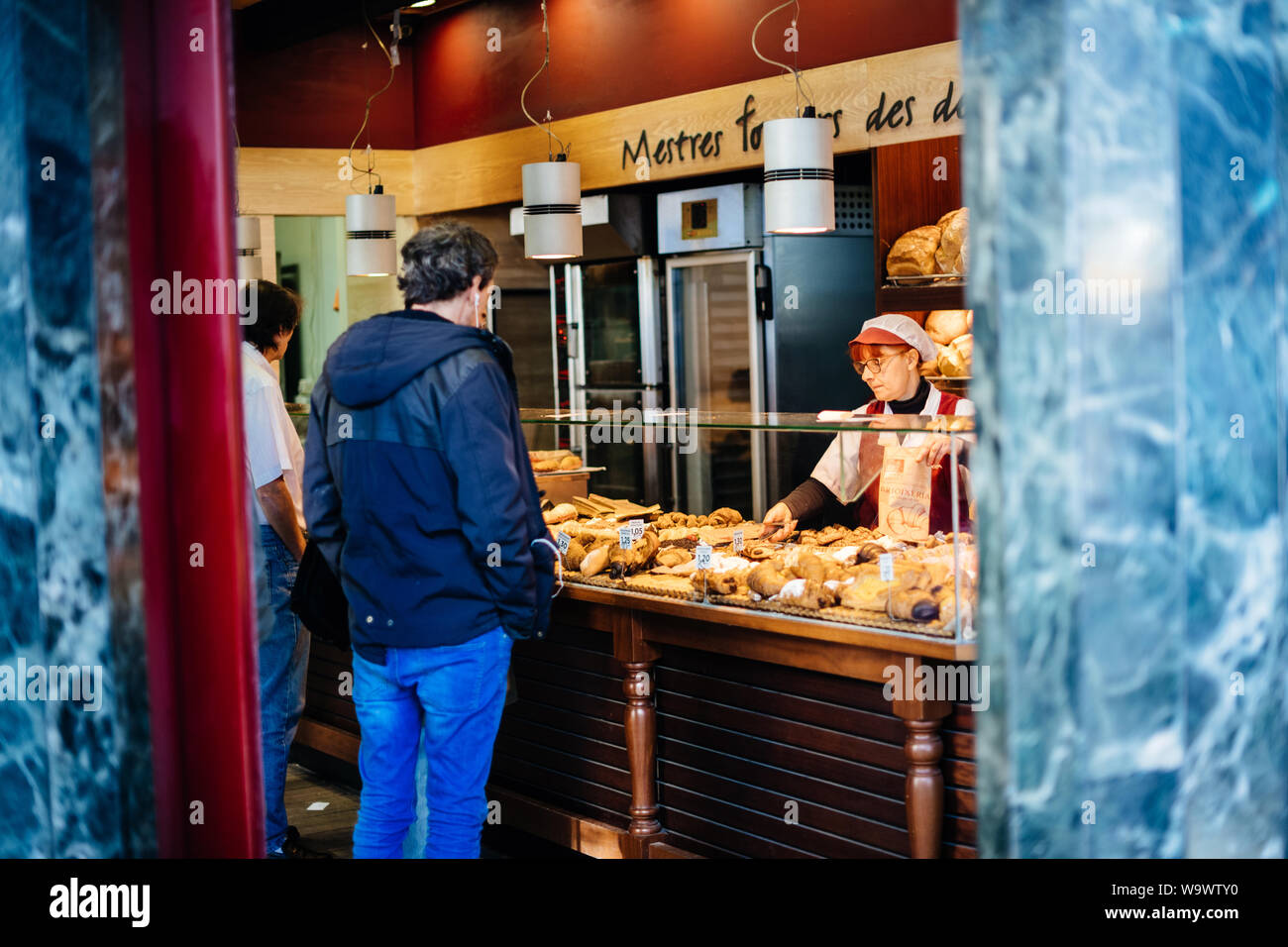 Barcelona, Spanien - 14.November 2017: Seitenansicht des Menschen einkaufen für frisches Brot und andere Backwaren an traditionellen spanischen Brioixeria Stockfoto