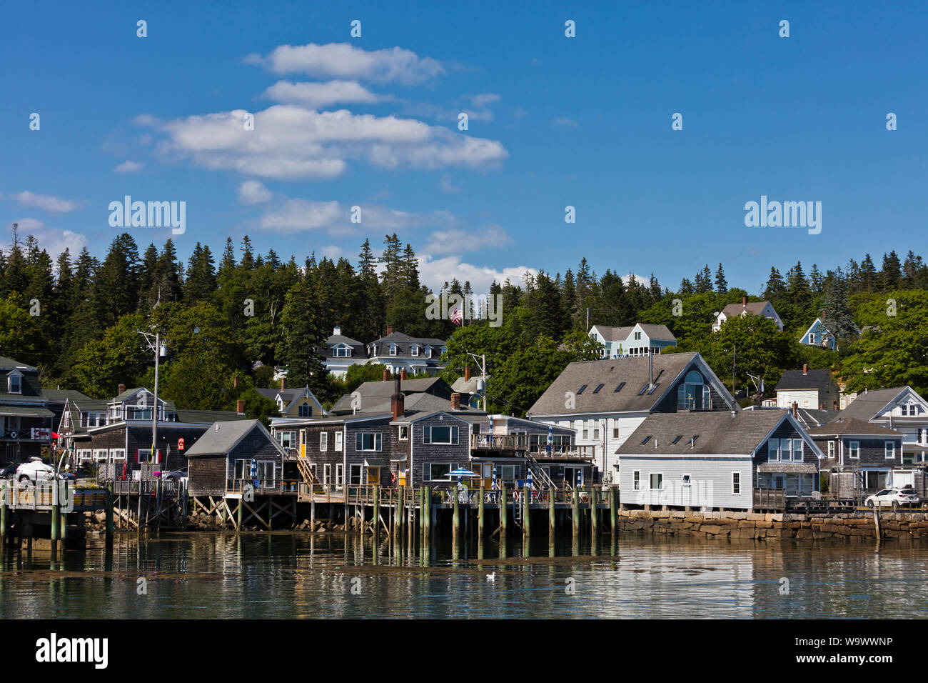 Häuser entlang dem Ufer in STONINGTON einen großen Hummer Fischereihafen und touristische Destination - Deer Island, Maine Stockfoto