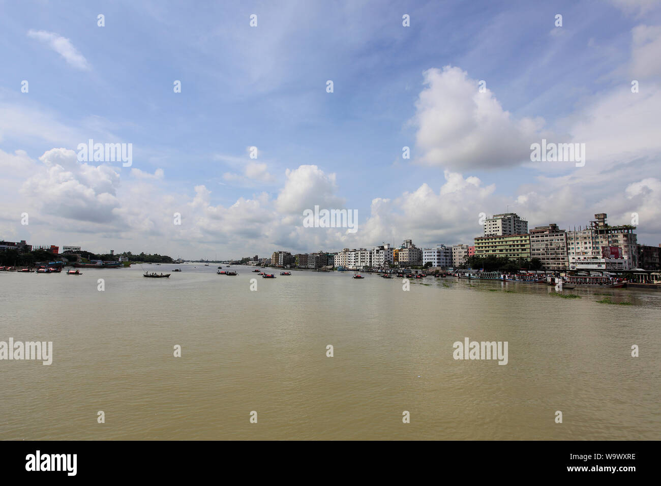Die Hafenstadt Narayanganj auf der Bank des Shitalakshya River. Narayanganj, Bangladesch. Stockfoto