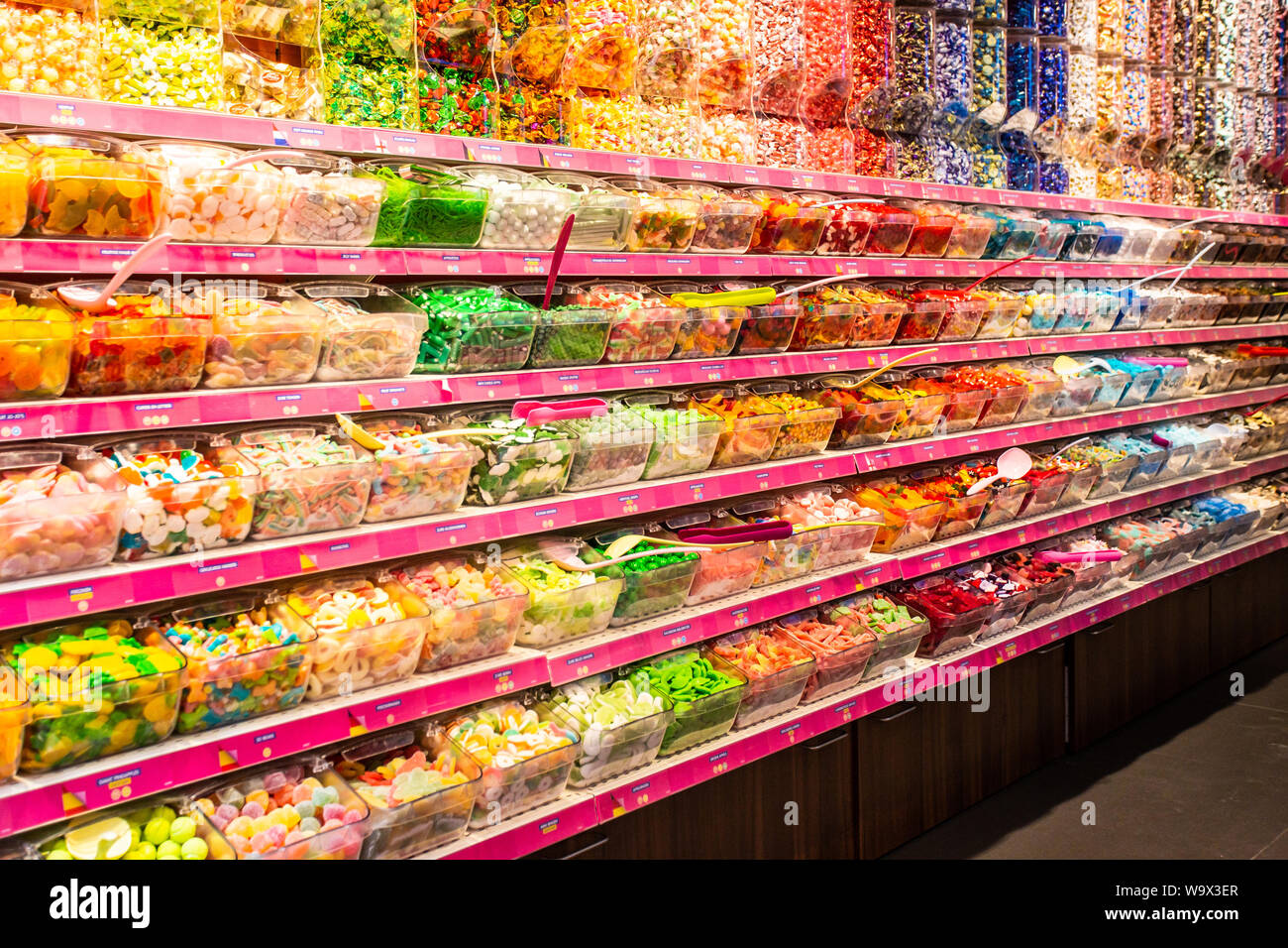 AMSTERDAM, NIEDERLANDE, 31. AUGUST 2018: Innenansicht Jamin Candy Store mit bunten Süßigkeiten. Stockfoto