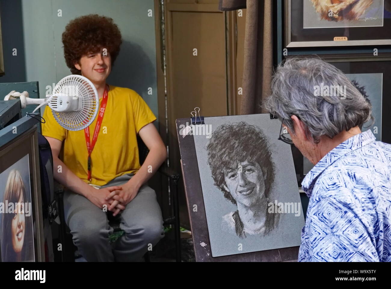 Quebec City, Quebec/Kanada - 26. Juli 2019: Street Artist zeichnet ein Porträt eines jungen Mannes Stockfoto