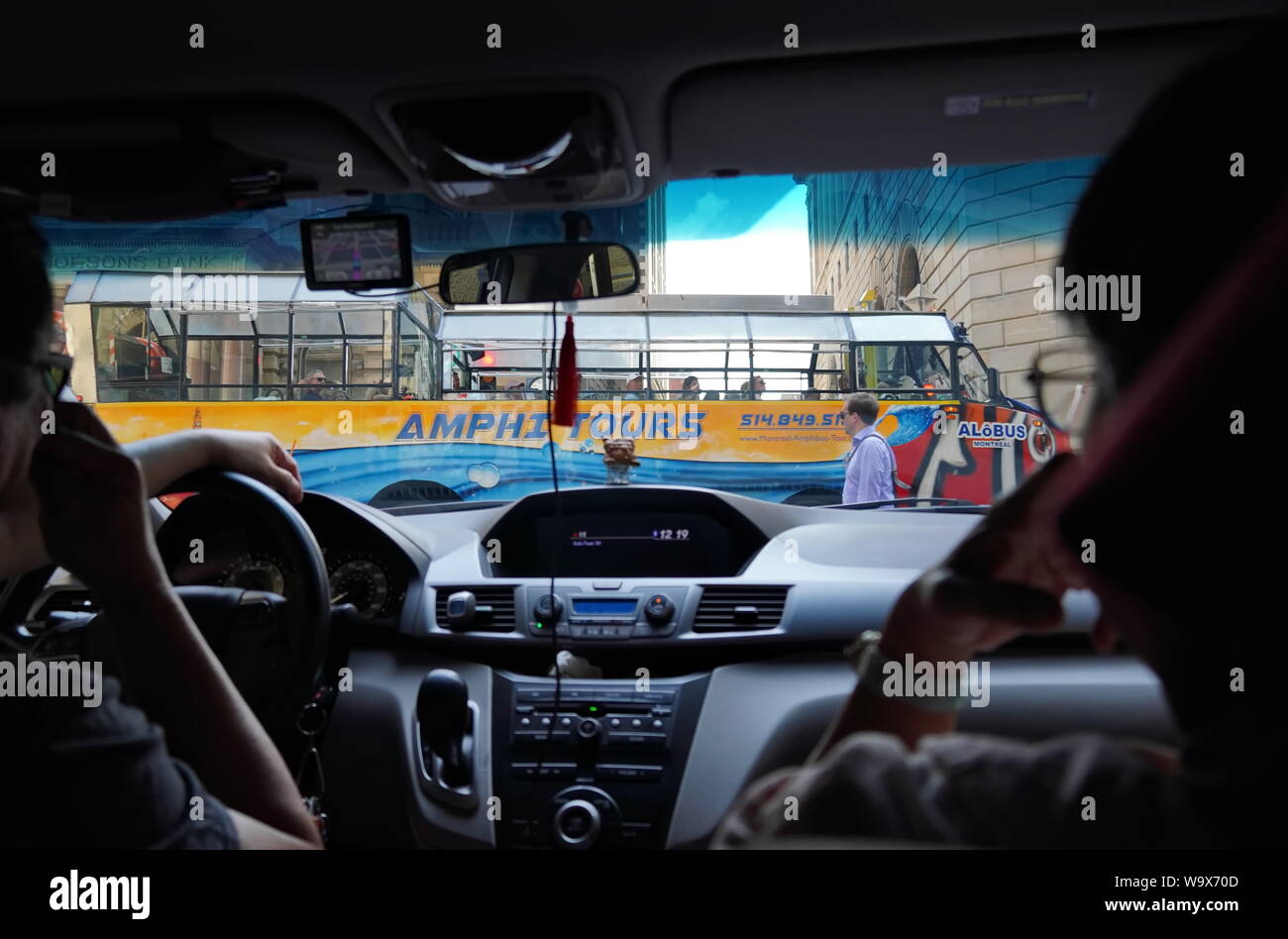 Montreal, Quebec/Kanada - 25. Juli 2019: First Person Perspektive Foto von Vater und Mutter auf dem Beifahrersitz, an einer Ampel für eine Tour bu warten Stockfoto