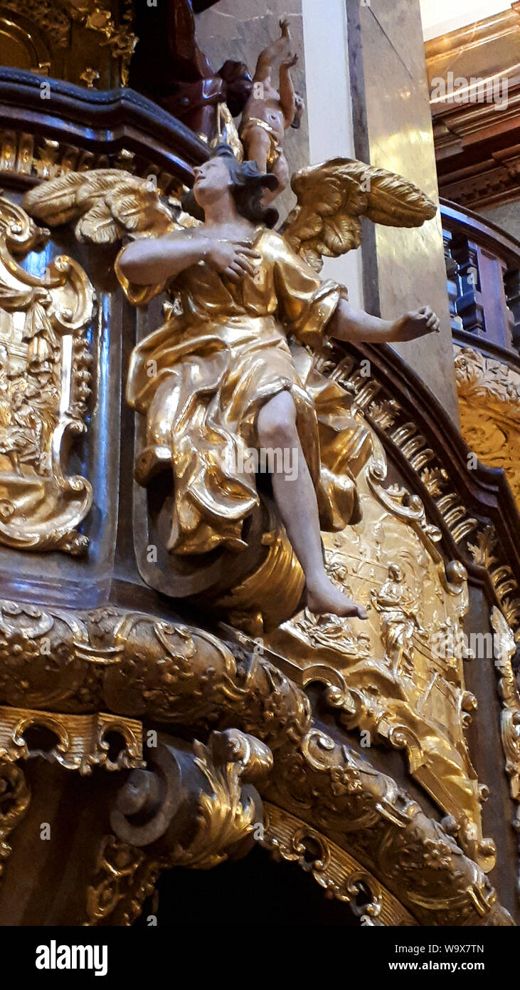 Die barocke Kirche des Hl. Franz von Assisi auf der Karlsbrücke in Prag ist weitgehend für Konzerte verwendet Stockfoto