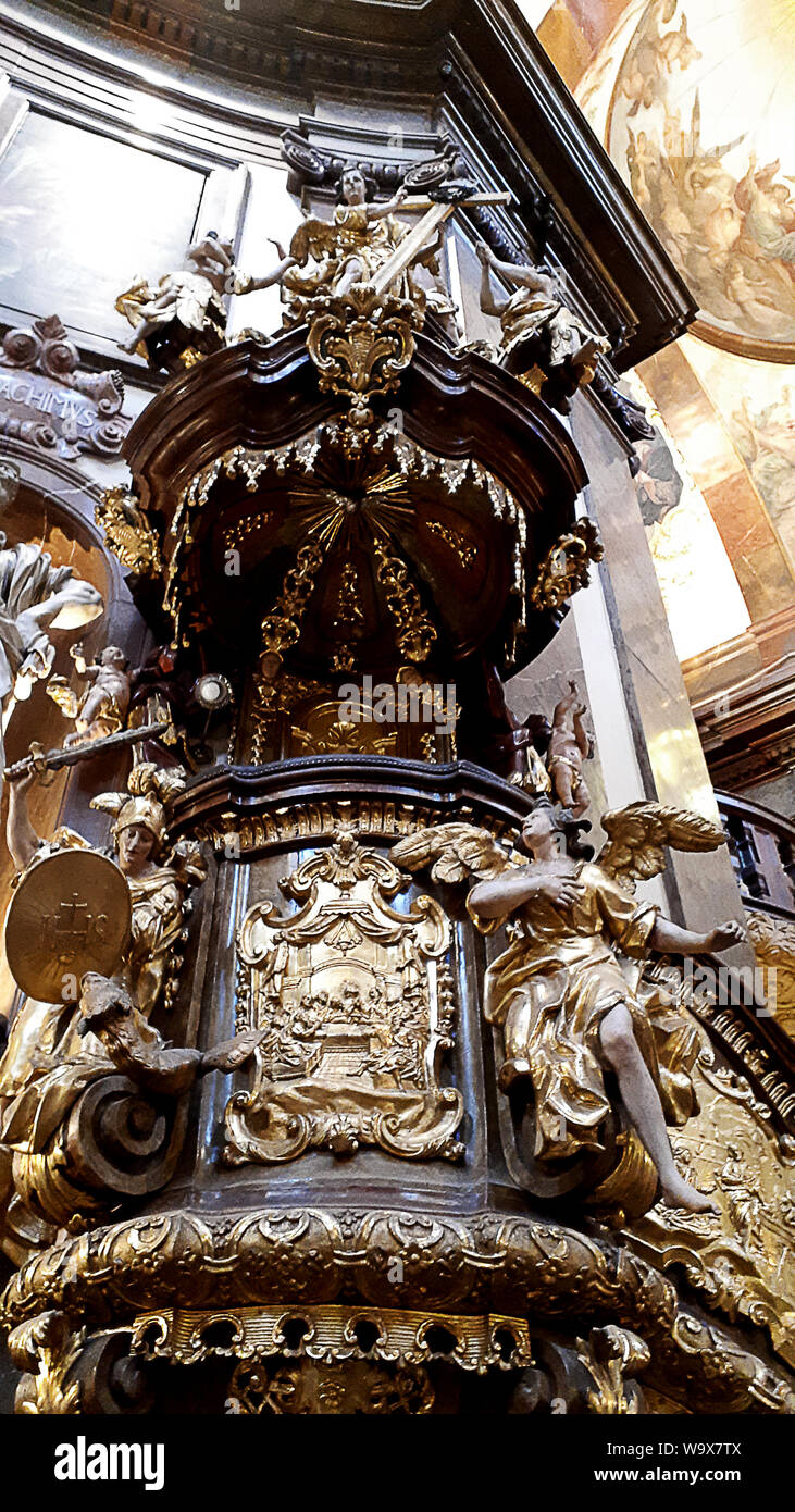 Die barocke Kirche des Hl. Franz von Assisi auf der Karlsbrücke in Prag ist weitgehend für Konzerte verwendet Stockfoto