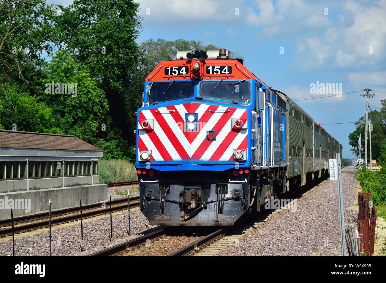 LaFox herum, Illinois, USA. Ein Metra Lokomotive drücken einen Nachmittag Bahn Pendler in Chicago nach Verlassen des LaFox herum, Illinois Railroad Station. Stockfoto
