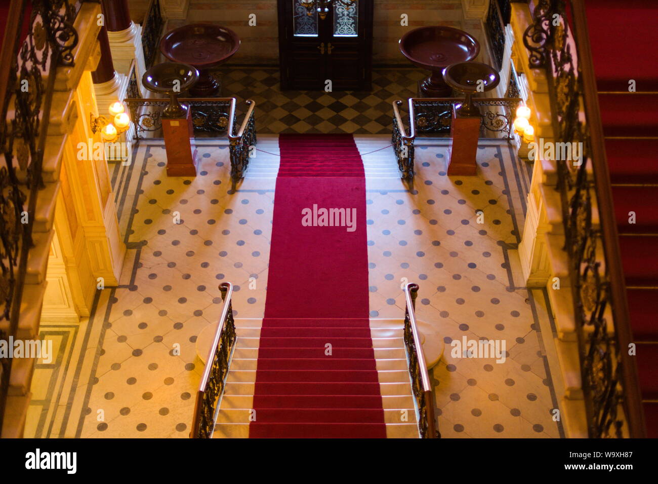 Roter Teppich in Peterhof, Petrodvorets, Sankt Petersburg, Russland Stockfoto