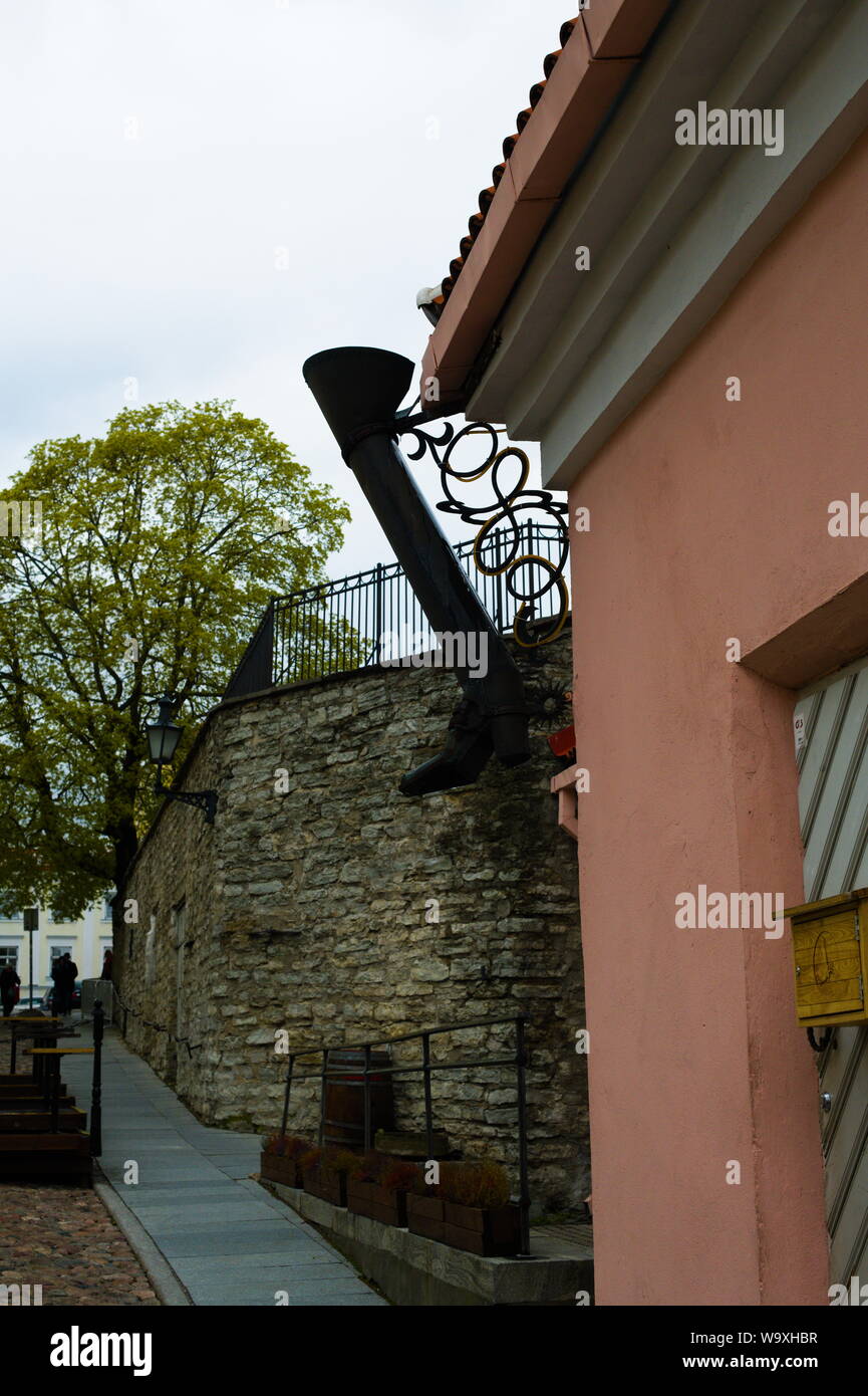 Eine massive Mauer aus Stein, die in der Altstadt von Tallinn, Estland Stockfoto Eine massive Mauer aus Stein, die in der Altstadt von Tallinn, Estland Stockfoto