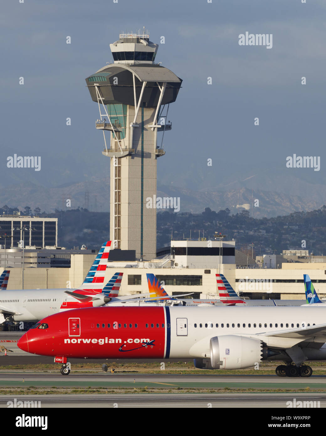 Das norwegische Flugzeug ASA Boeing 787 zeigte auf dem Los Angeles International Airport, LAX. Außerdem wurde der Flugsicherungsturm gezeigt. Stockfoto