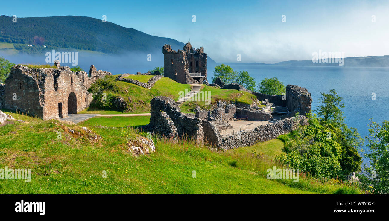 Urquhart Castle im Morgennebel, Loch Ness, Scottish Highlands, Schottland, Vereinigtes Königreich Stockfoto