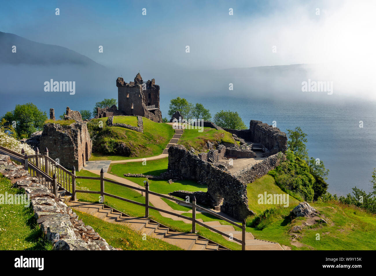 Urquhart Castle im Morgennebel, Loch Ness, Scottish Highlands, Schottland, Vereinigtes Königreich Stockfoto