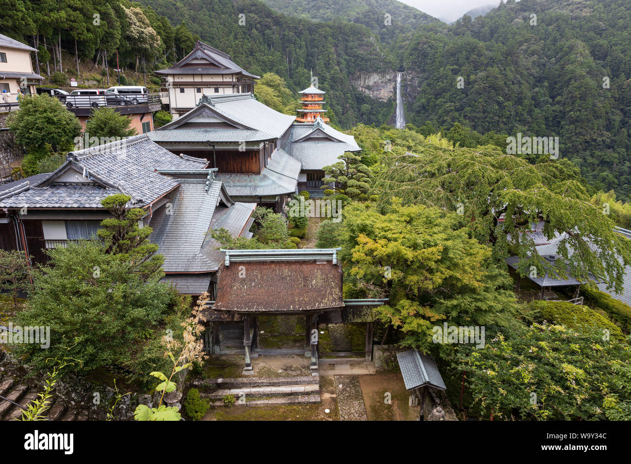 Traditionelle japanische Häuser am Berghang mit Blick auf die Nachi Wasserfall Stockfoto