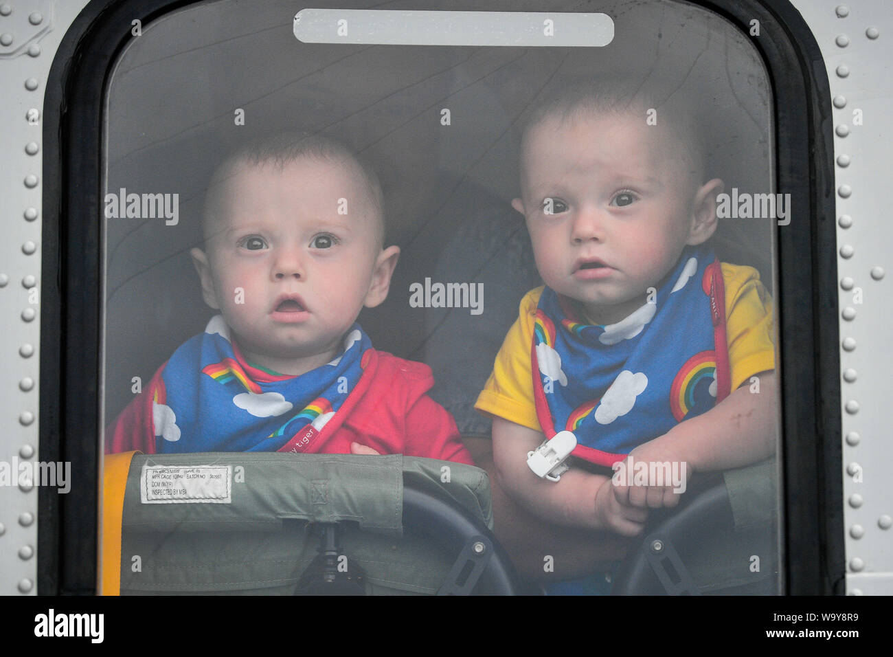 Zwillinge Ruben (links) und Jenson Powell Peer durch einen Hubschrauber Fenster wie Sie feiern ihren ersten Geburtstag von HM Küstenwache Mannschaften zum ersten Mal seit Jennie in einem Hubschrauber nach Oxford aus Cornwall geflogen war, nachdem sie in Arbeit bei 22 Wochen mit ihren Zwillingen, die Geburt der jüngste Überlebende pre-Begriff Zwillinge in Großbritannien geboren. Stockfoto