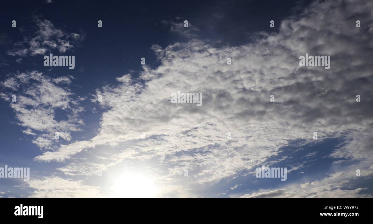 Weiße Wolken und blauer Himmel. Blauer Himmel mit Bewölkter Tag Stockfoto