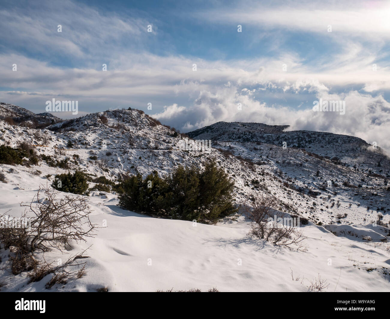 Berg Biokovo in Kroatien auf sonnigen Wintertag mit Schnee bedeckt Stockfoto