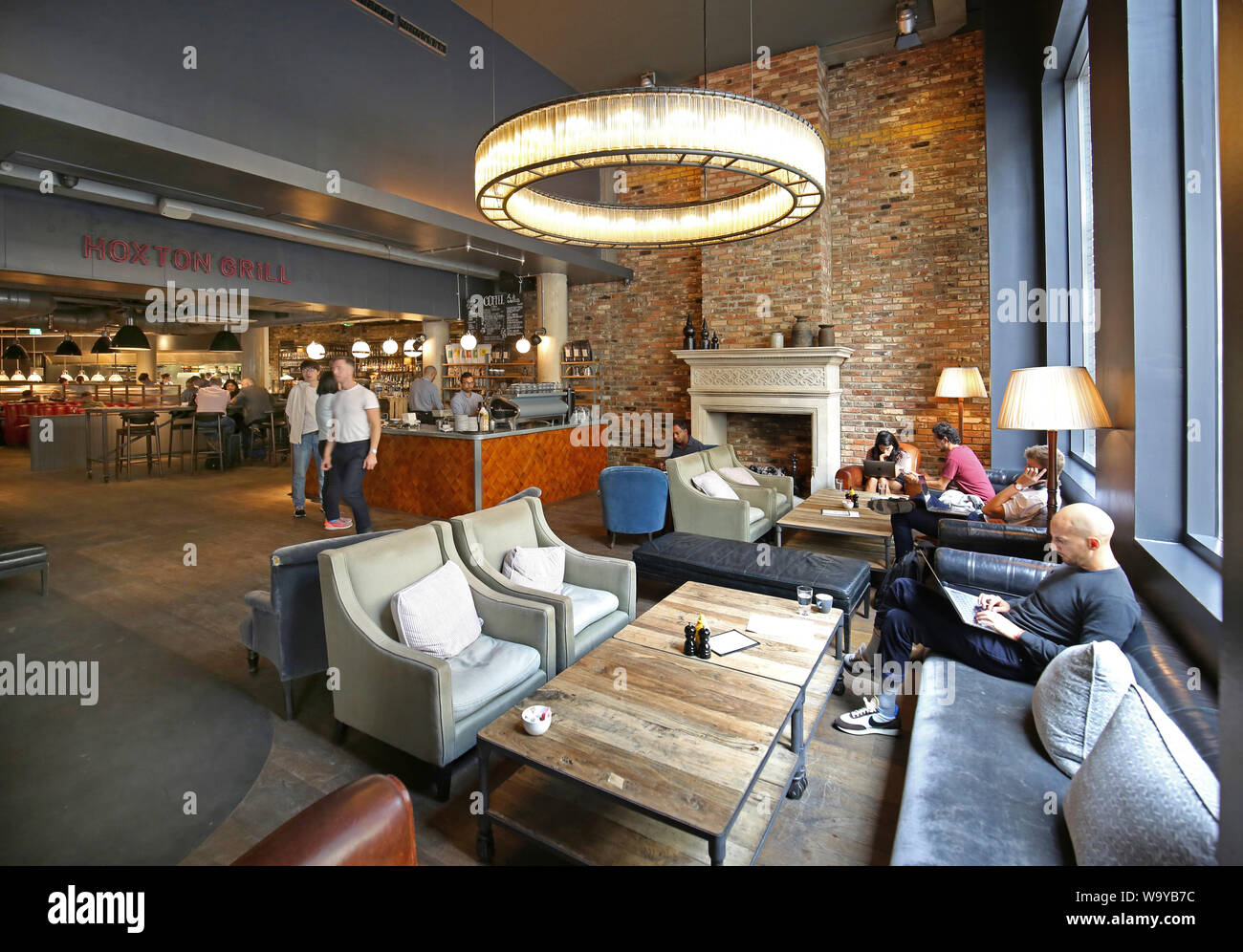 Kunden in die Eingangshalle, die Bar und das Restaurant im Londoner angesagten Hoxton Hotel in Shoreditch, UK entspannen Stockfoto