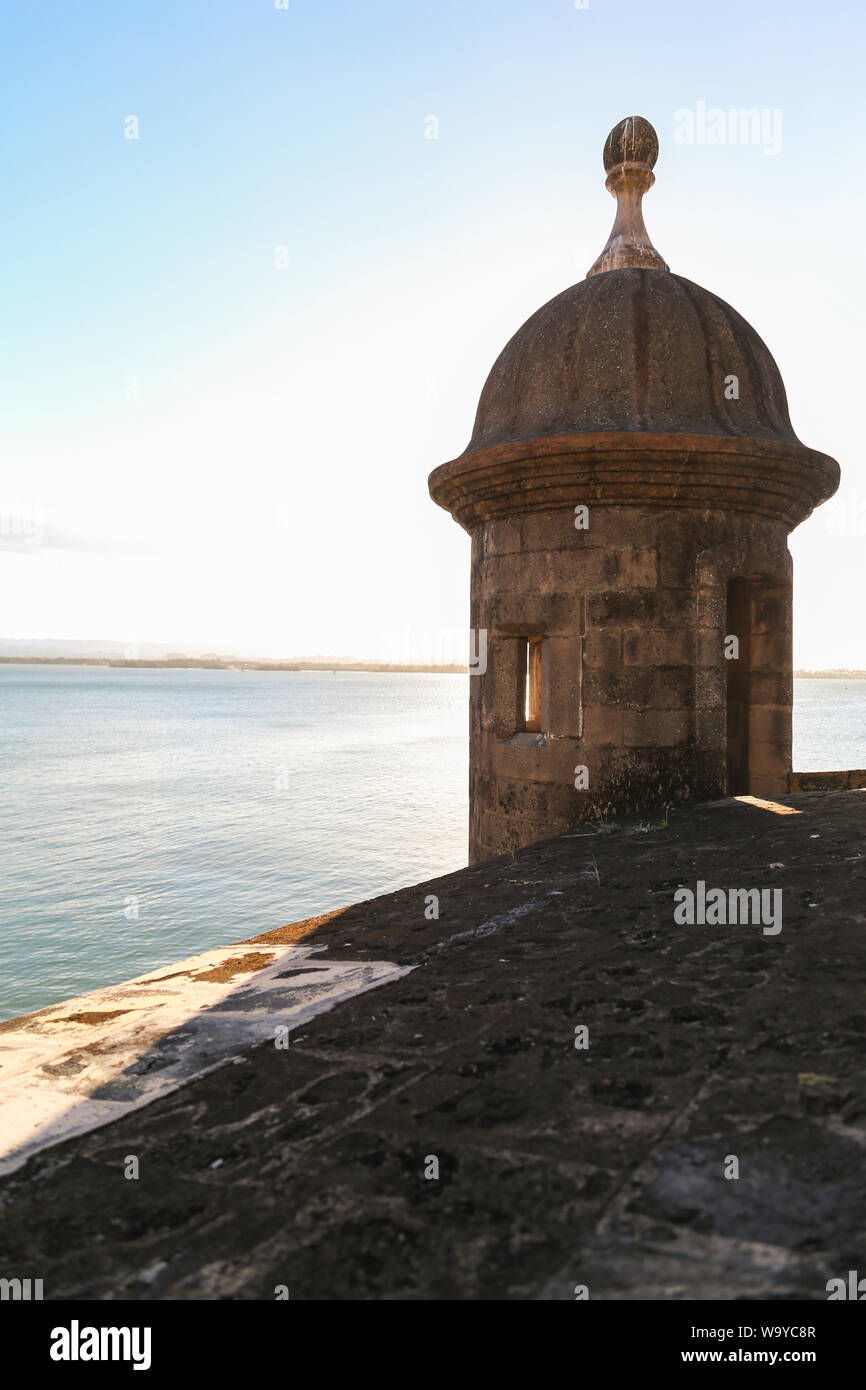 Einer der Wachposten auf der Stadtmauer mit Blick auf San Juan Bay in der Nähe von Puerta de San Juan in der Altstadt von San Juan, San Juan, Puerto Rico. Stockfoto