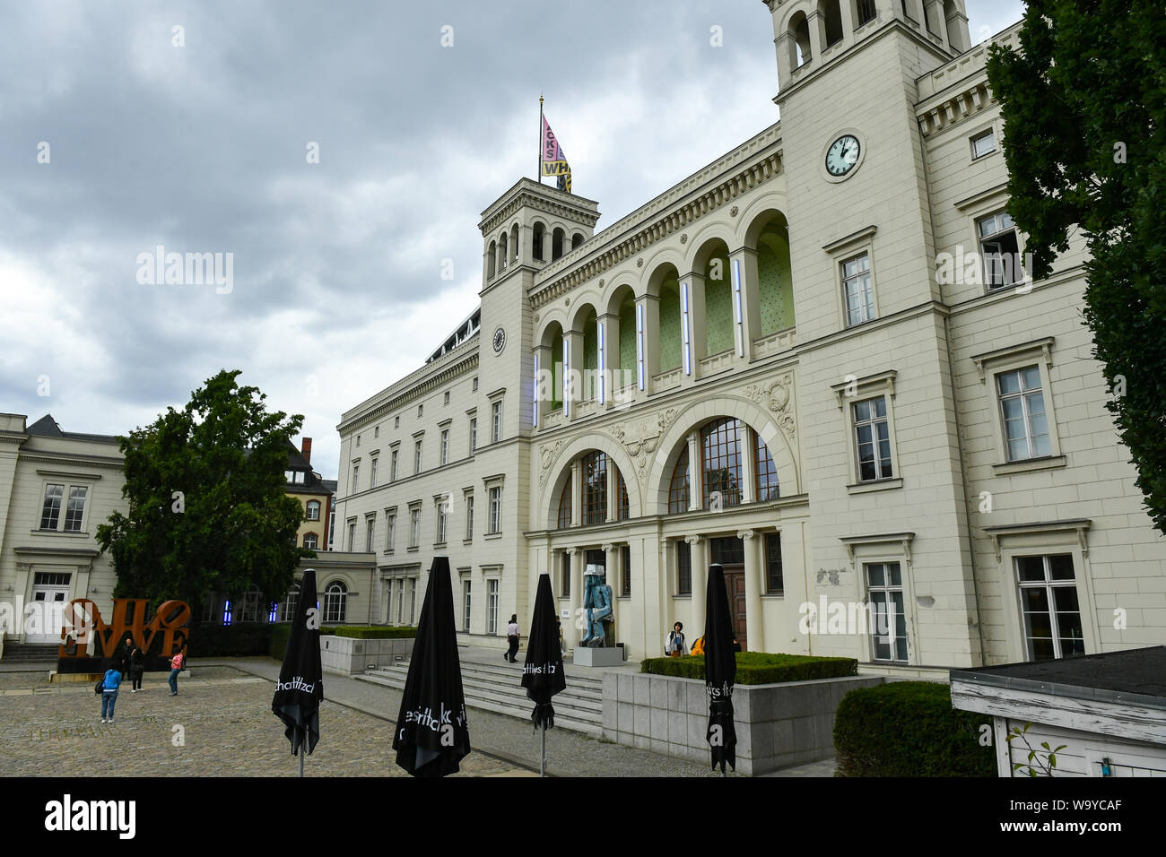 Berlin, Deutschland. 15 Aug, 2019. Das Gebäude des Hamburger Bahnhof - Museum für Gegenwart in der Invalidenstraße. Es ist als Museum genutzt. Dieses ist, wo das Museum für Gegenwart, die der Berliner Nationalgalerie gehört und zeigt zeitgenössische Kunst, untergebracht ist. Zusätzlich zu den Ausstellungsräumen, beherbergt das Gebäude eine Buchhandlung und ein Restaurant, das von Sarah Wiener. Foto: Jens Kalaene/dpa-Zentralbild/ZB/dpa/Alamy leben Nachrichten Stockfoto