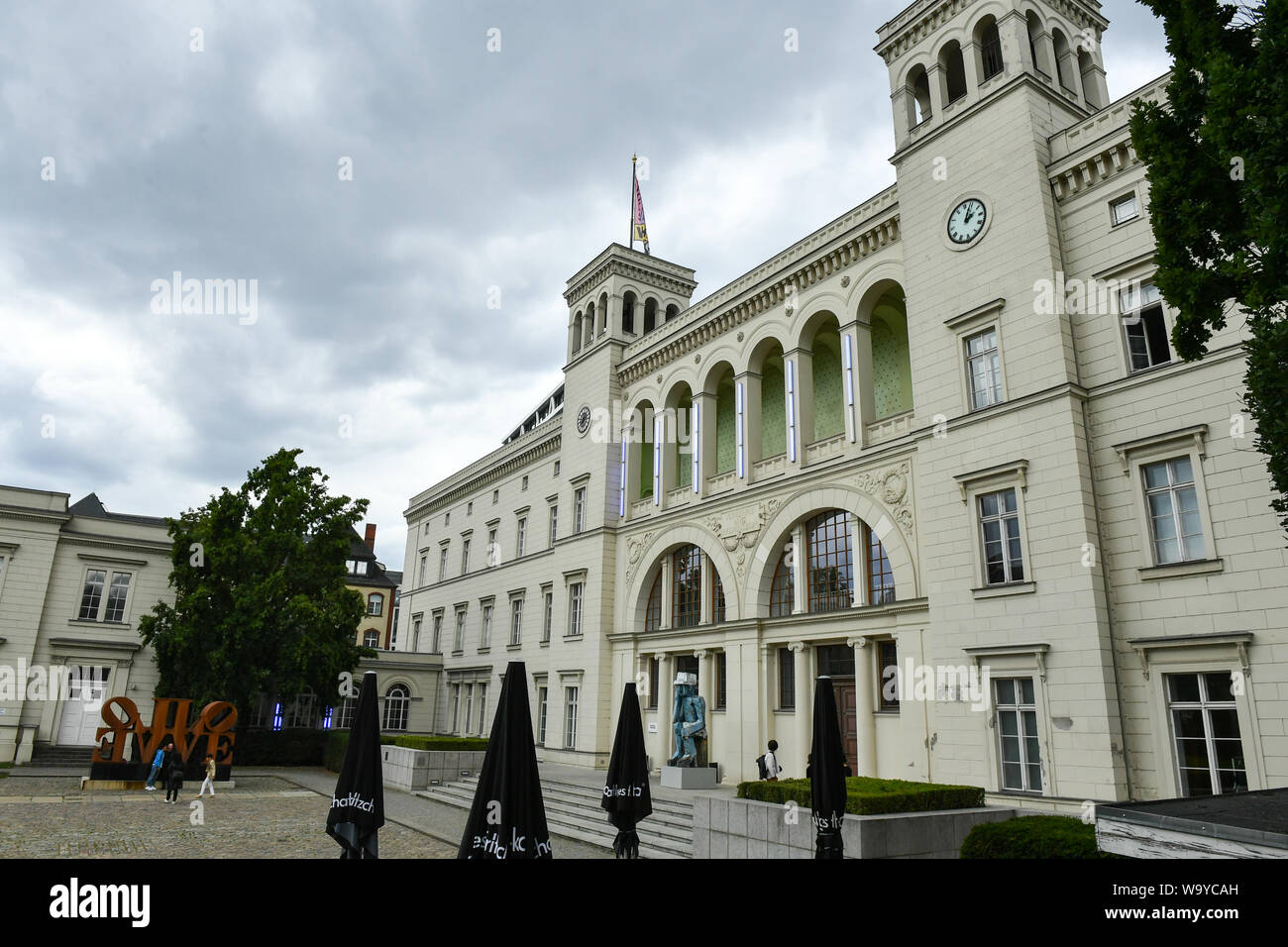 Berlin, Deutschland. 15 Aug, 2019. Das Gebäude des Hamburger Bahnhof - Museum für Gegenwart in der Invalidenstraße. Es ist als Museum genutzt. Dieses ist, wo das Museum für Gegenwart, die der Berliner Nationalgalerie gehört und zeigt zeitgenössische Kunst, untergebracht ist. Zusätzlich zu den Ausstellungsräumen, beherbergt das Gebäude eine Buchhandlung und ein Restaurant, das von Sarah Wiener. Foto: Jens Kalaene/dpa-Zentralbild/ZB/dpa/Alamy leben Nachrichten Stockfoto