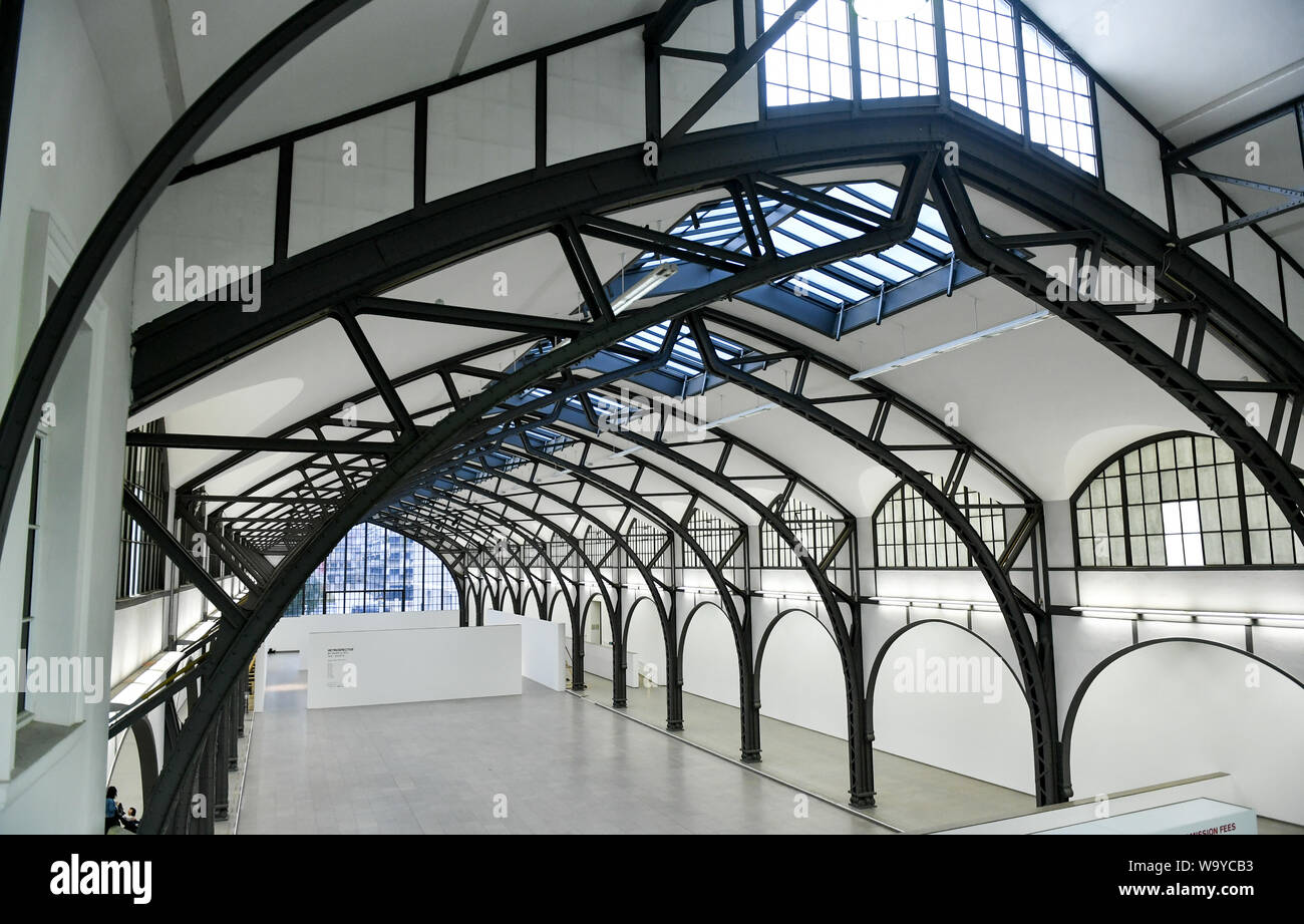 Berlin, Deutschland. 15 Aug, 2019. Die Ausstellungshalle des Hamburger Bahnhof - Museum für Gegenwart in der Invalidenstraße. Das Museum für Gegenwart, die der Berliner Nationalgalerie gehört, zeigt zeitgenössische Kunst. Zusätzlich zu den Ausstellungsräumen, beherbergt das Gebäude eine Buchhandlung und ein Restaurant, das von Sarah Wiener. Foto: Jens Kalaene/dpa-Zentralbild/ZB/dpa/Alamy leben Nachrichten Stockfoto
