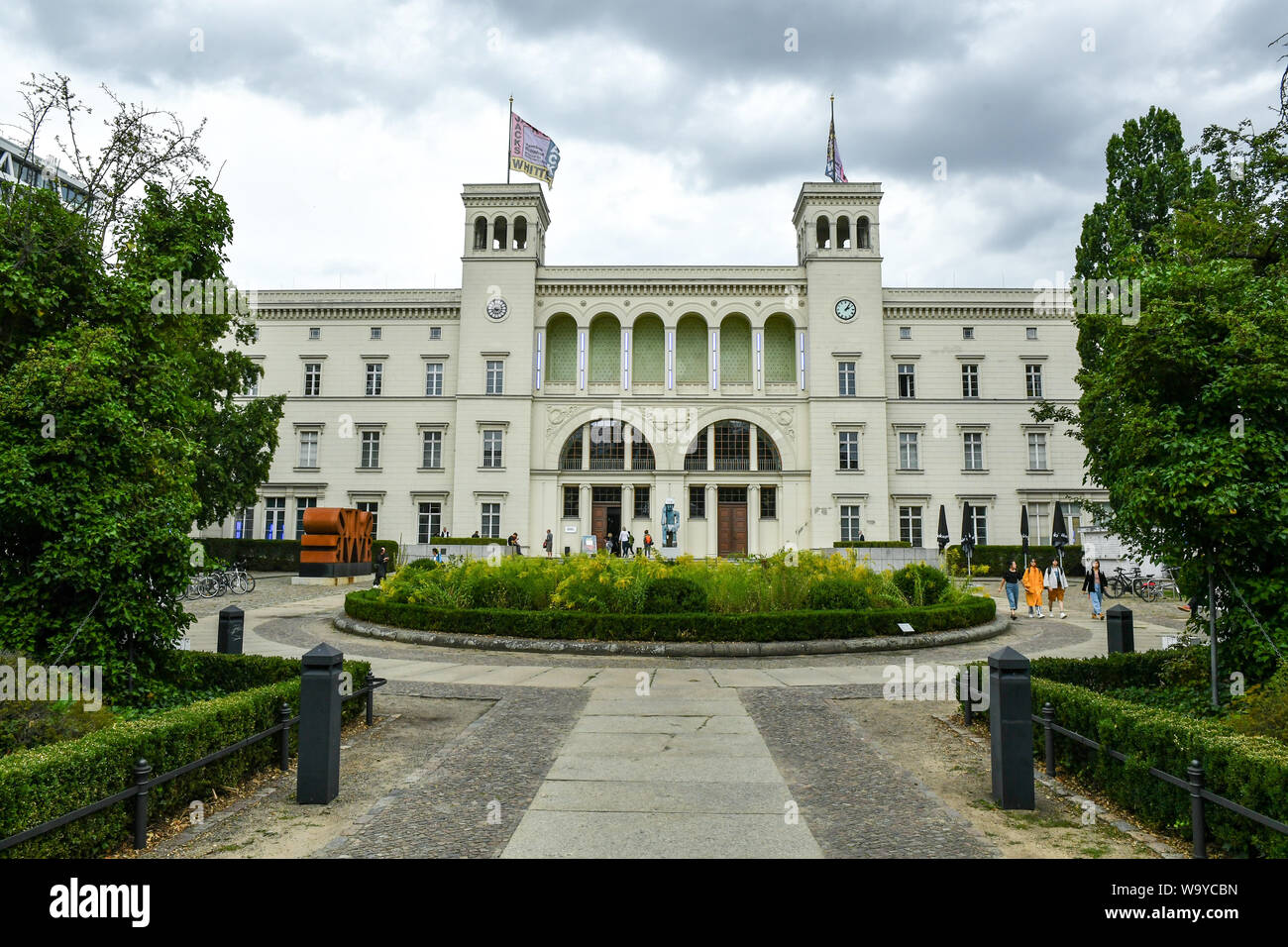 Berlin, Deutschland. 15 Aug, 2019. Das Gebäude des Hamburger Bahnhof - Museum für Gegenwart in der Invalidenstraße. Es ist als Museum genutzt. Dieses ist, wo das Museum für Gegenwart, die der Berliner Nationalgalerie gehört und zeigt zeitgenössische Kunst, untergebracht ist. Zusätzlich zu den Ausstellungsräumen, beherbergt das Gebäude eine Buchhandlung und ein Restaurant, das von Sarah Wiener. Foto: Jens Kalaene/dpa-Zentralbild/ZB/dpa/Alamy leben Nachrichten Stockfoto