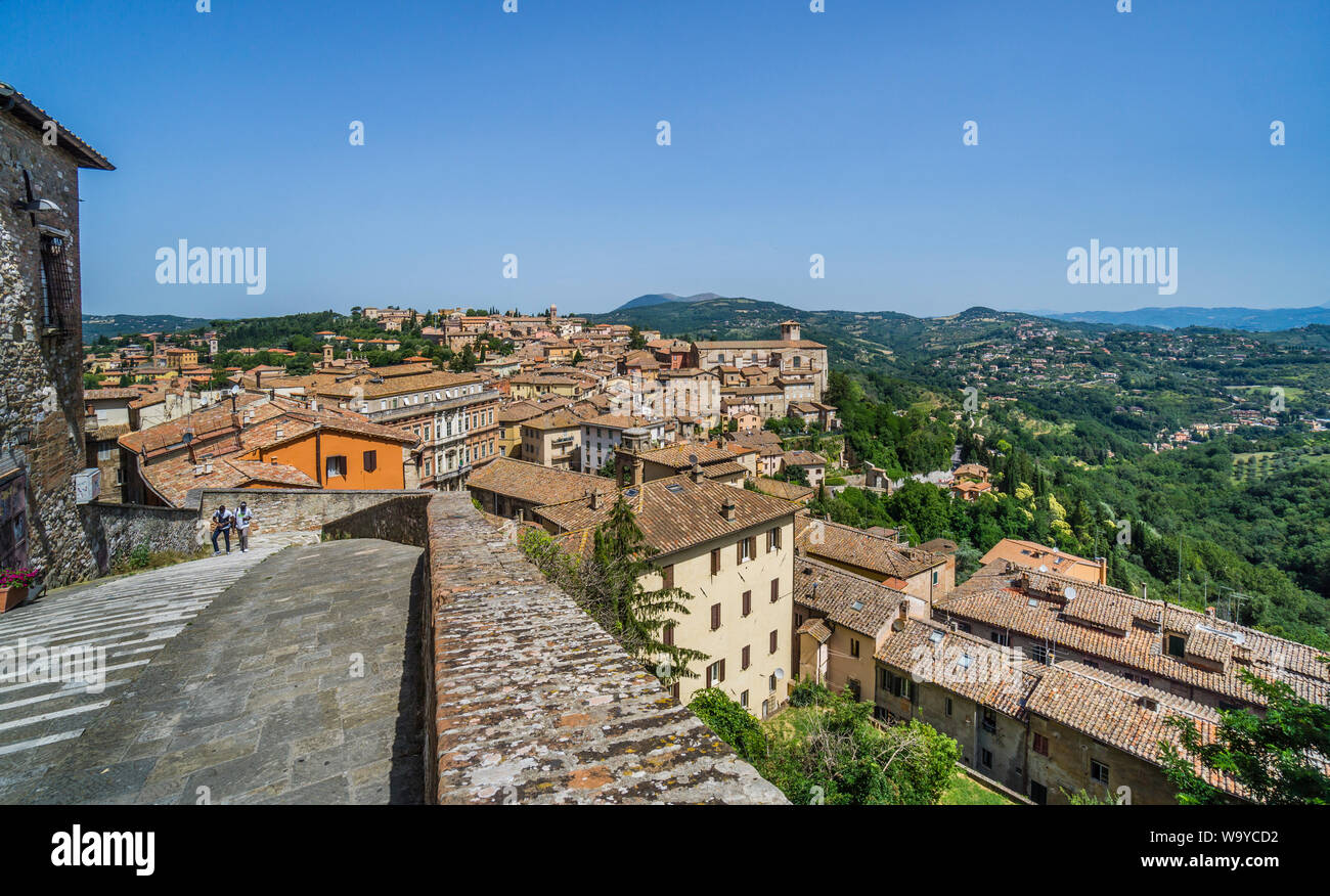 Aussicht über die hügelige Landschaft Umbriens von der Stadtmauer an der Porta Sole, Perugia, Umbrien, Italien Stockfoto