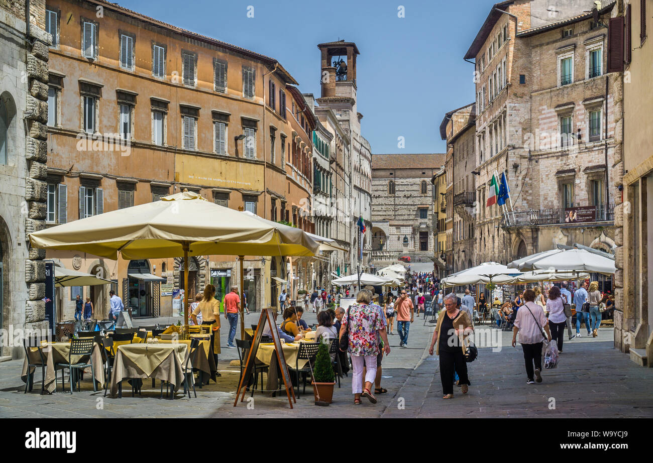 Blick auf den Corso Piertro Vannutti, der Hauptstraße der Altstadt von Perugia, eine beliebte Fußgängerzone mit zahlreichen Restaurants, Buchläden, Stockfoto