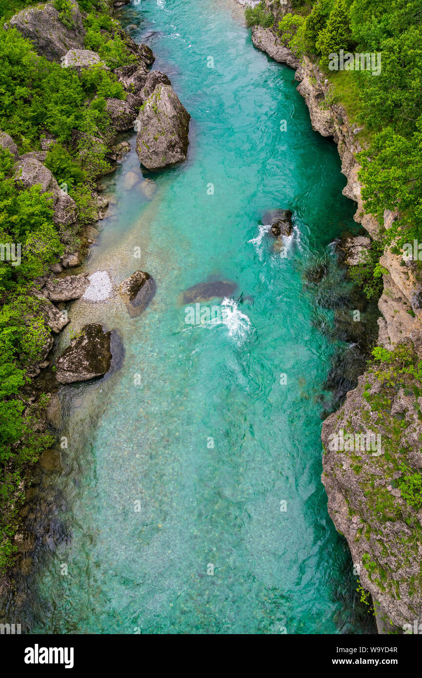 Montenegro, perfekt, sauber kristallklare blaue Wasser des berühmten Moraca-fluss von oben in den Canyon moraca Natur Landschaft Stockfoto