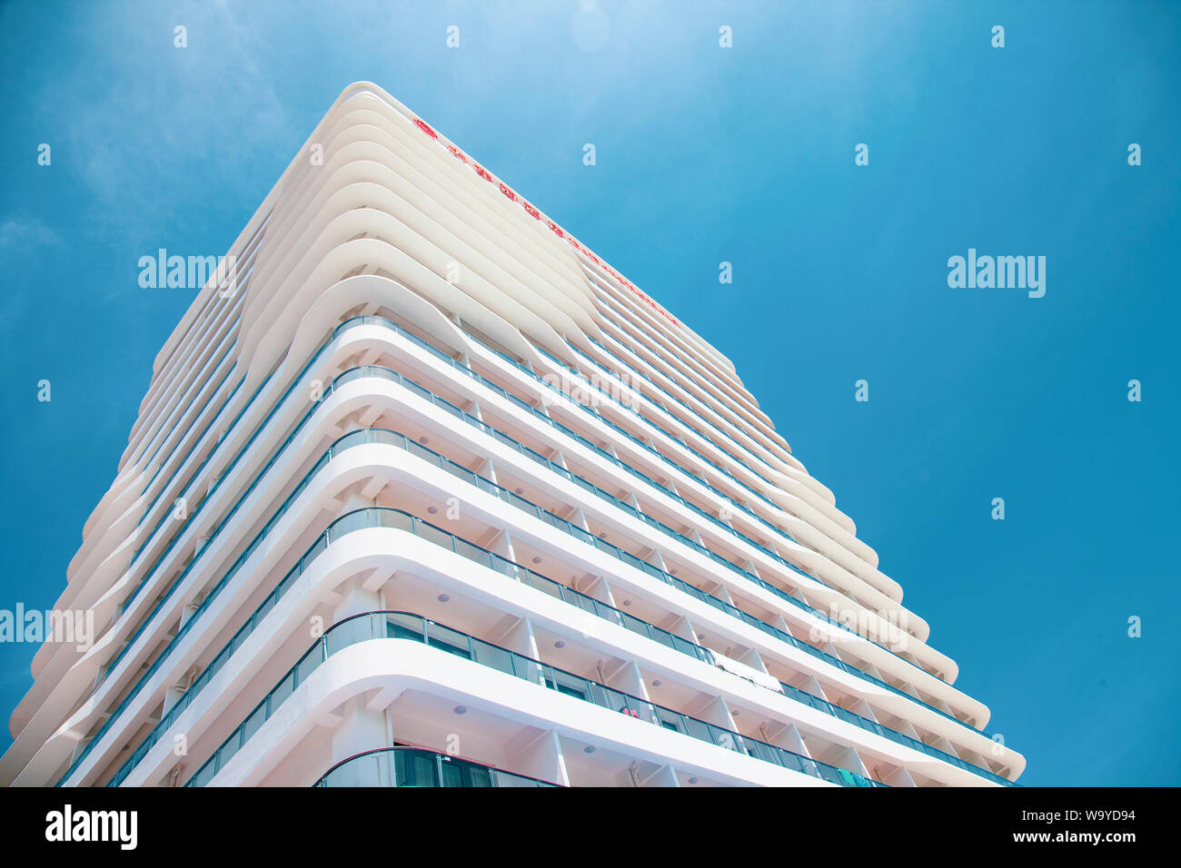 Weiß hohe chinesische Gebäude mit blauem Himmel Stockfoto