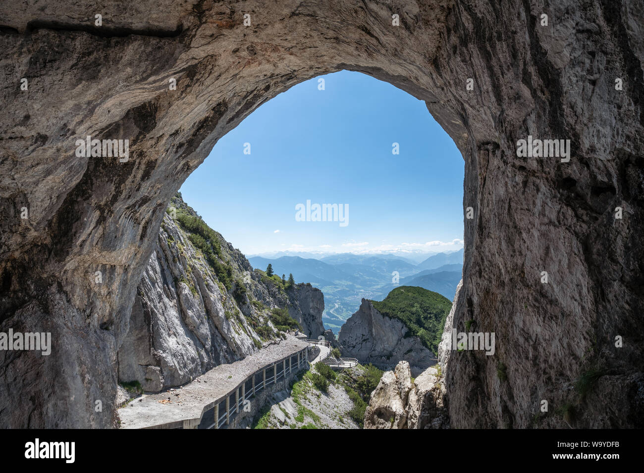 Malerische Höhle Landschaft mit Bergen und blauen Himmel bei hellen Sommertag Eisriesenwelt, Österreich. Eishöhle Loch. Stockfoto