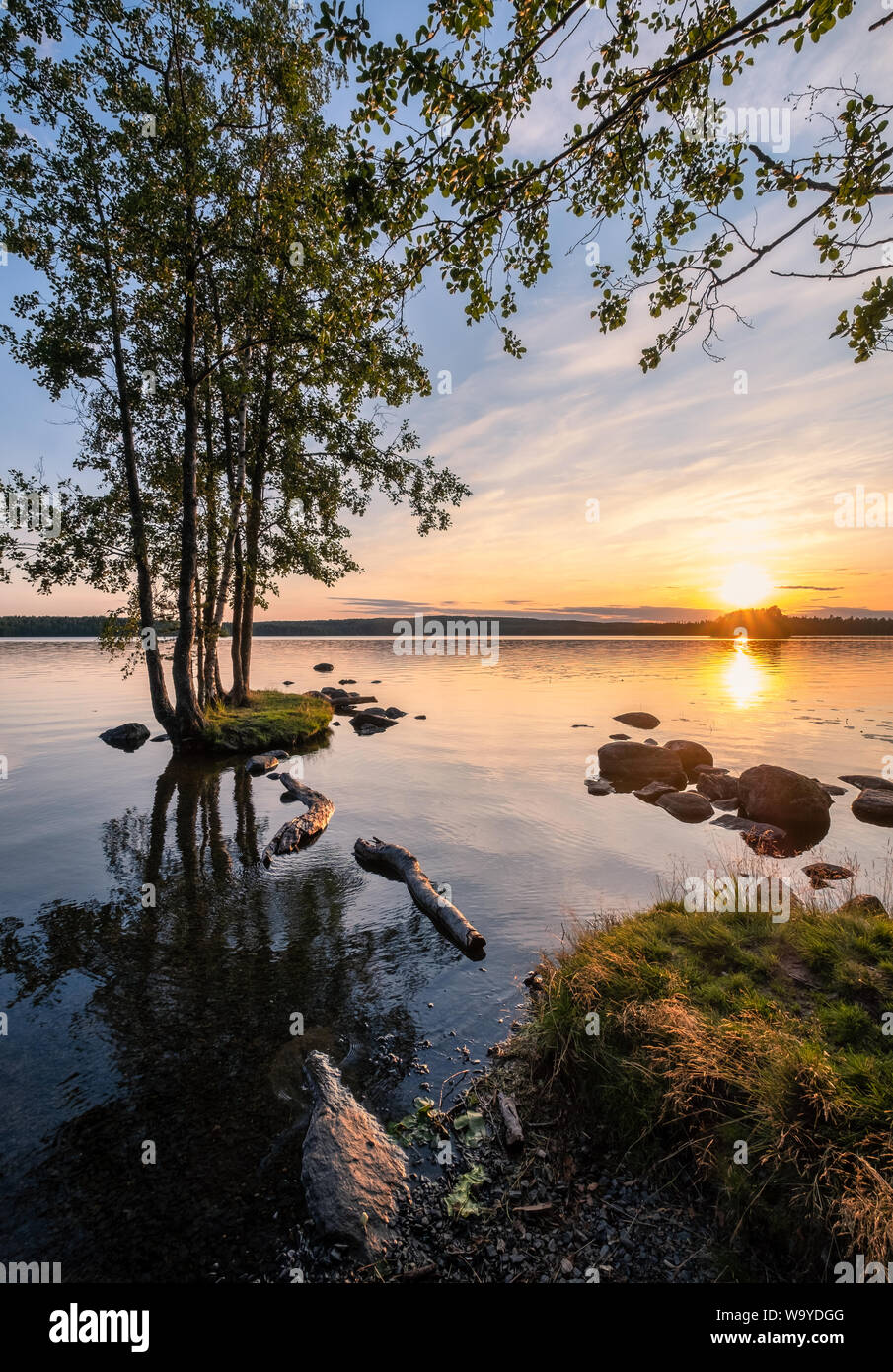 Idyllische Landschaft mit schönen Sonnenuntergang und ruhige Stimmung am Sommer, der Abend in Loppi, Finnland Stockfoto