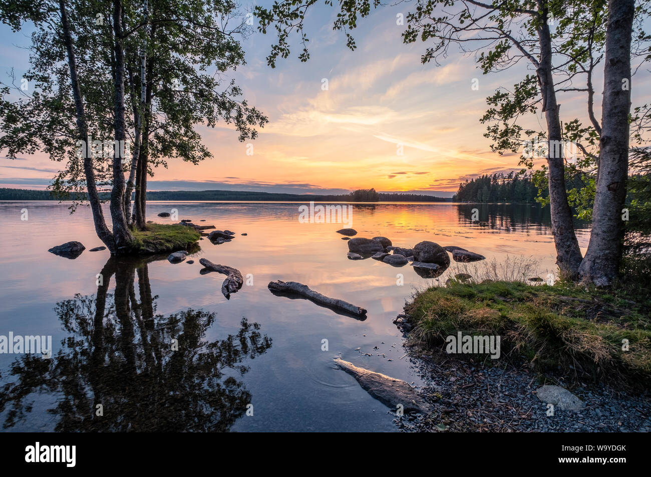 Idyllische Landschaft mit schönen Sonnenuntergang und ruhige Stimmung am Sommer, der Abend in Loppi, Finnland Stockfoto