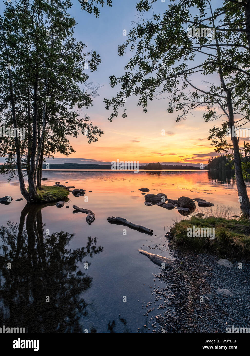 Idyllische Landschaft mit schönen Sonnenuntergang und ruhige Stimmung am Sommer, der Abend in Loppi, Finnland Stockfoto
