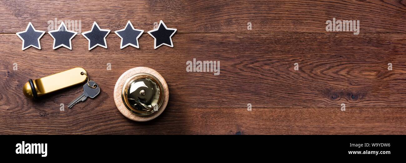 Überblick über Service Bell und Hotel Key in der Nähe von Schwarzen 5-Sterne Bewertung Symbol Stockfoto