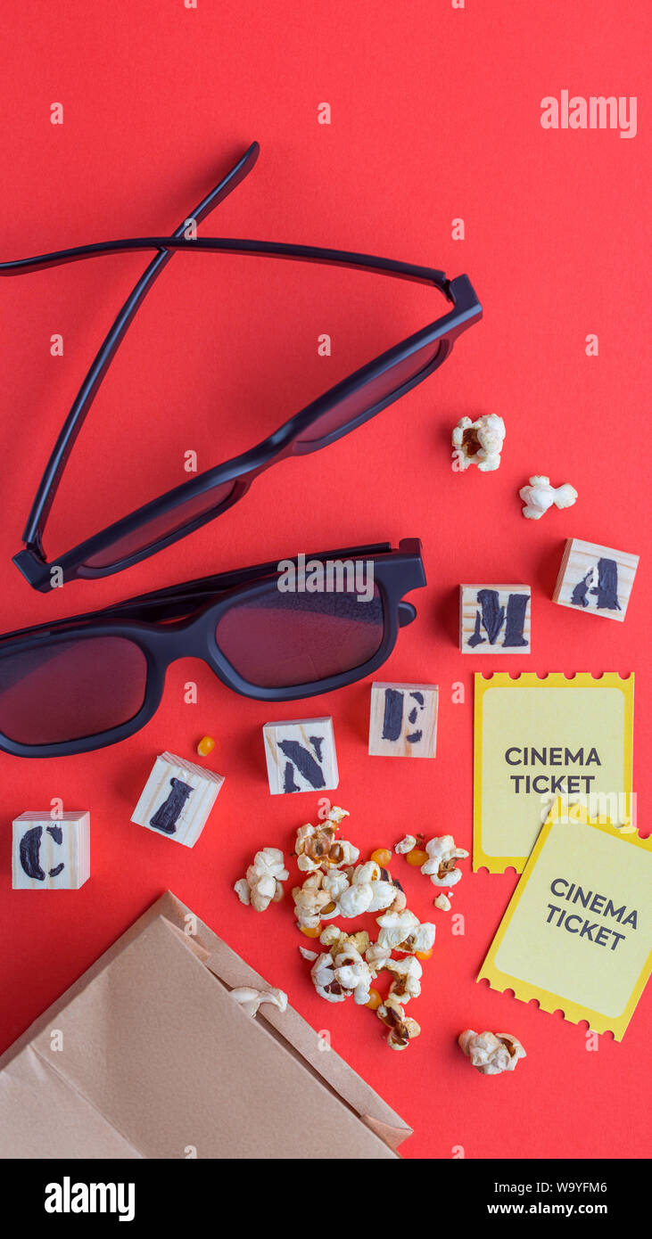 Craft Tasche mit Popcorn 3d Kino Brillen tickets Holzwürfel mit Text auf rotem Hintergrund kreative flatlay Stockfoto
