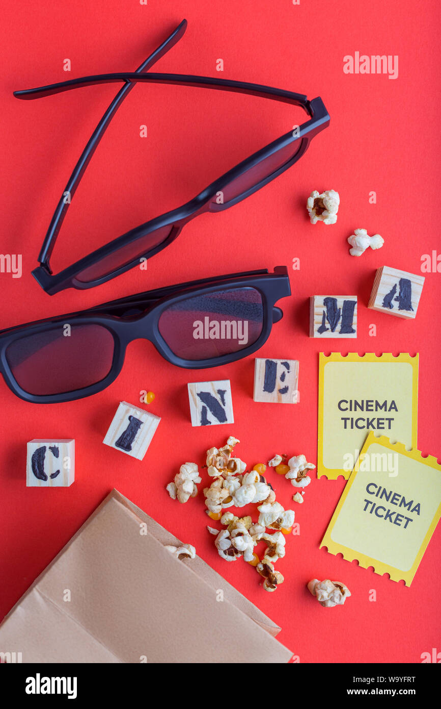 Craft Tasche mit Popcorn 3d Kino Brillen tickets Holzwürfel mit Text auf rotem Hintergrund kreative flatlay Stockfoto